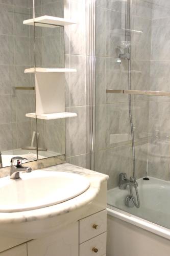 une salle de bain avec un lavabo et une douche dans l'établissement Les Terrasses de Cassis, à Cassis