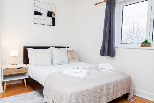 une chambre avec un lit avec deux serviettes dessus dans l'établissement Cosy Oxford Getaway with Free Parking, Minutes from City Centre, à Oxford