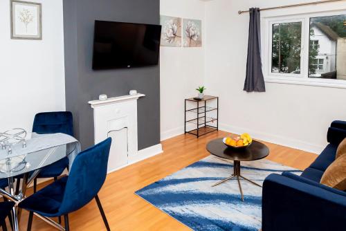 a living room with a couch and a table at Cosy Oxford Getaway with Free Parking, Minutes from City Centre in Oxford