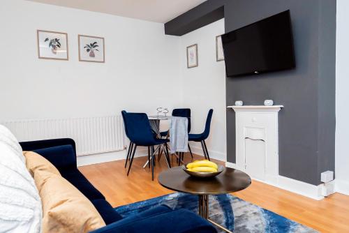 a living room with a couch and a table at Cosy Oxford Getaway with Free Parking, Minutes from City Centre in Oxford