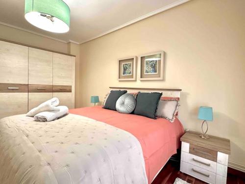 a bedroom with a large bed in a room at Apartamento en el casco antiguo in Castro-Urdiales