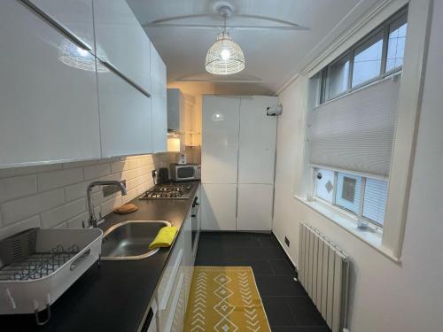 cocina con fregadero y encimera en Central Point apartment en Londres