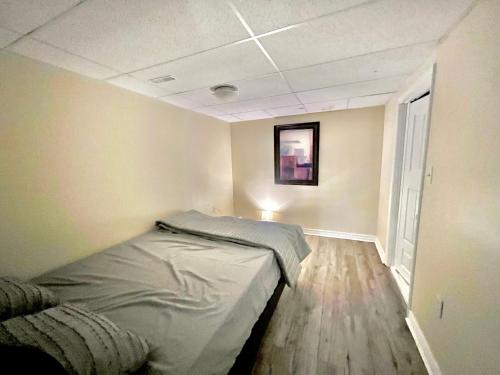 Кровать или кровати в номере 2BR Basement Apt in Newmarket