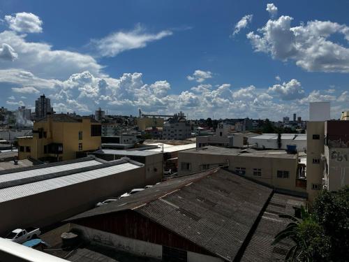 uma vista para uma cidade a partir dos telhados dos edifícios em Hotel Delavy em Chapecó