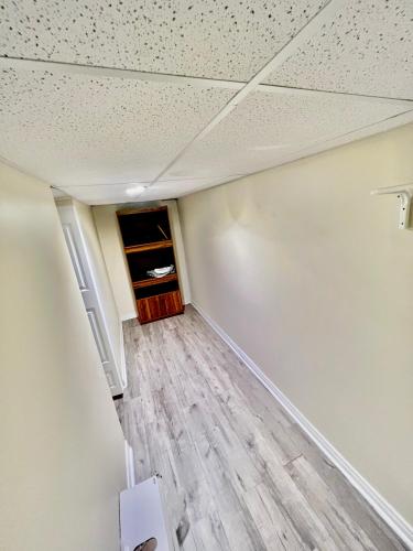 Фотография из галереи 2BR Basement Apt in Newmarket в городе Ньюмаркет