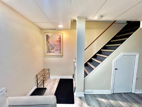 Фотография из галереи 2BR Basement Apt in Newmarket в городе Ньюмаркет