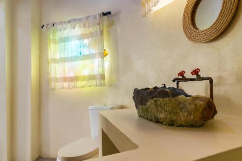 een badkamer met een steen op een aanrecht bij Pacific Villa Punta Mita-Playa Careyeros in Punta Mita