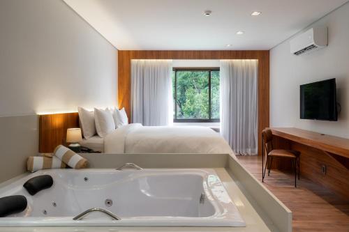 Vert Hotel Penedoにあるテレビまたはエンターテインメントセンター