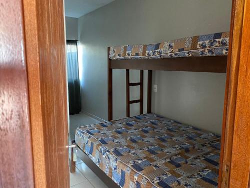 1 dormitorio con 2 literas en una habitación en ZZZCK CASAS PRIVATIVAS 2 DORM AR WIFI VAGAS COZINHa, en Itapema