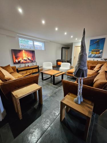 - un salon avec des canapés et une statue de bateau dans l'établissement Les Fées Mer : appart 150 m² hypercentre calme 10p, à Chamonix-Mont-Blanc