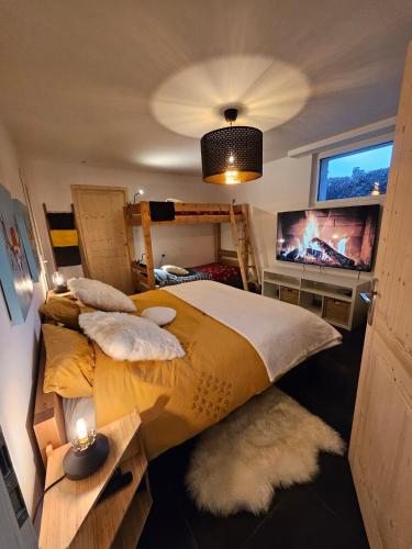 une chambre avec deux lits et une télévision à écran plat dans l'établissement Les Fées Mer : appart 150 m² hypercentre calme 10p, à Chamonix-Mont-Blanc