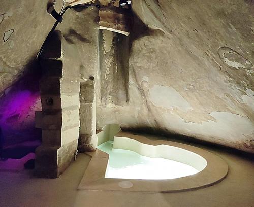 Koupelna v ubytování Wave 24 Savynomad Harbour Residence & Private Jacuzzi SPA Cave