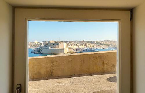 Wave 24 Savynomad Harbour Residence & Private Jacuzzi SPA Cave