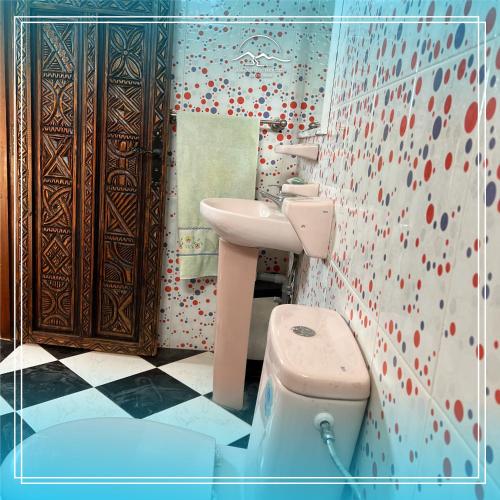 uma casa de banho com um lavatório e um WC em Hotel Amalou em Agadir