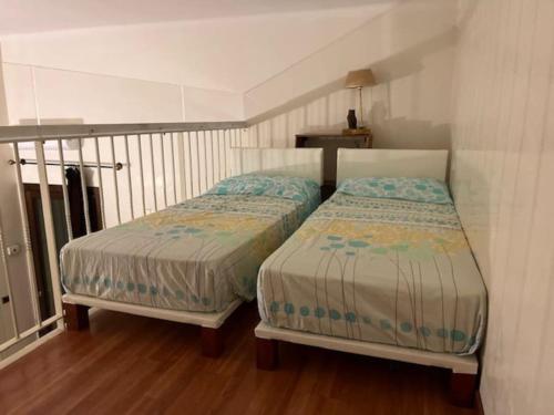 - 2 lits installés l'un à côté de l'autre dans une chambre dans l'établissement Dimora in Salento, à Lecce