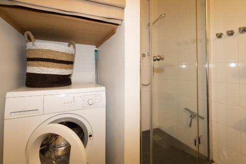ヘルヌムにあるStrandweg 31のバスルーム(シャワー付)の洗濯機が備わります。