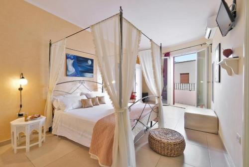 1 dormitorio con 1 cama con dosel en Adua Art en Castrignano del Capo