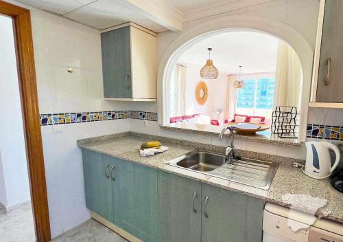 uma cozinha com um lavatório e uma janela em CostaBlancaDreams Racodifac in Calpe em Calpe