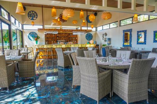 un restaurante con mesas y sillas y un bar en Sibu Lodge, en Monteverde