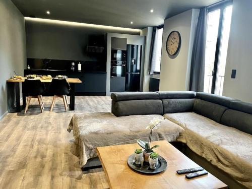 un salon avec un canapé et une table dans l'établissement Suite Anela, à Saint-Claude