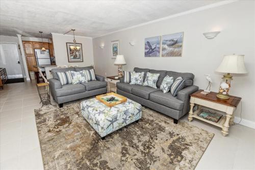 een woonkamer met 2 banken en een tafel bij Dolphin Point 303A condo in Destin