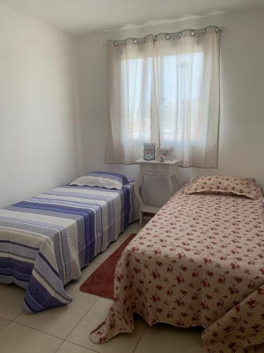2 camas en una habitación con ventana en JacaraipeTop, en Serra