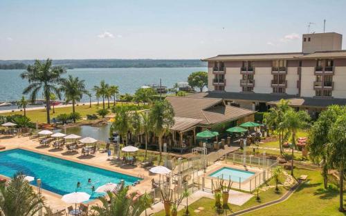 an aerial view of a resort with a swimming pool at L209 Apto em resort beira lago com TV Smart in Brasília