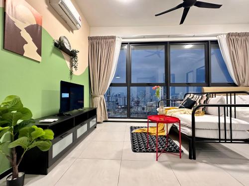 Televisyen dan/atau pusat hiburan di New 2BR OR 3BR Serenity Homestay at Urban Suite by URBAN STAYCATIONS LOD