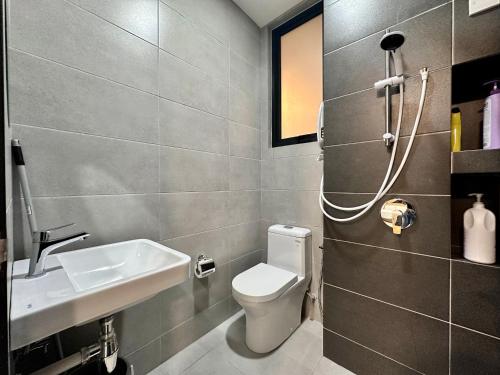 Bilik mandi di New 2BR OR 3BR Serenity Homestay at Urban Suite by URBAN STAYCATIONS LOD