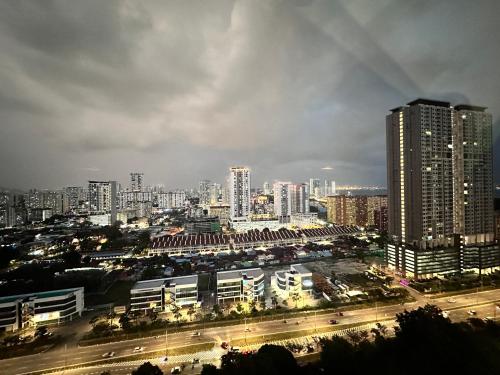 Pemandangan umum bagi Jelutong atau pemandangan bandar yang diambil dari apartmen