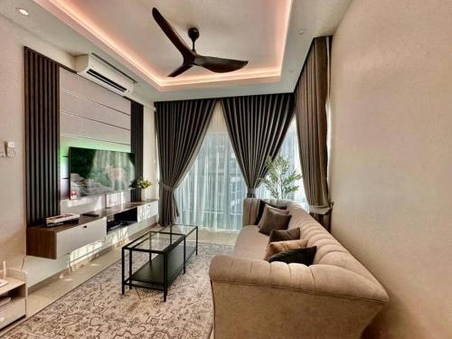 Μια τηλεόραση ή/και κέντρο ψυχαγωγίας στο Sunset View at Modern Home