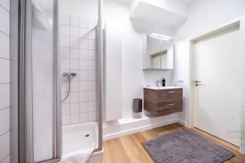 y baño con ducha y lavamanos. en City Wohlfühloase - FeWo Berger, en Bielefeld
