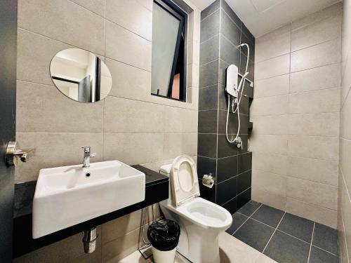 Bilik mandi di New 2BR OR 3BR Serenity Homestay at Urban Suite by URBAN STAYCATIONS LOD