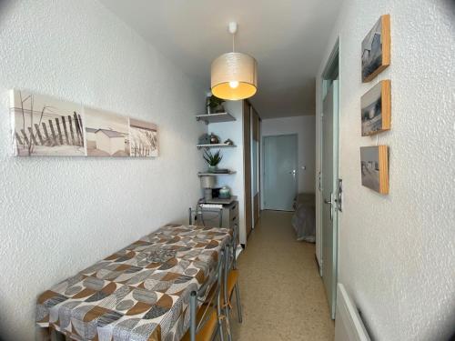 Cette chambre comprend une grande table. dans l'établissement Appartement ⭐⭐ face à l'Étang de Thau, proche thermes, balcon et animaux bienvenus - FR-1-503-19, à Balaruc-les-Bains