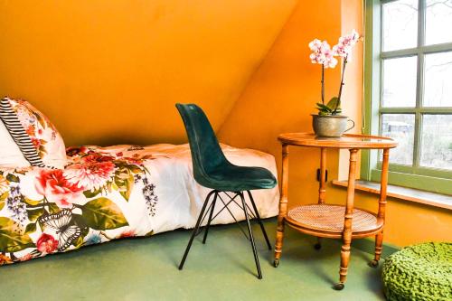 Una cama o camas en una habitación de BoHo Experience Wellness, Jacuzzi, Sauna, BBQ, Garden, Sleeps 10