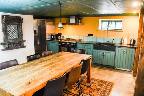 Una cocina o cocineta en BoHo Experience Wellness, Jacuzzi, Sauna, BBQ, Garden, Sleeps 10