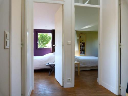 einen Flur mit 2 Betten und ein Zimmer mit 2 Betten in der Unterkunft Maison d'architecte idéalement située pour les JO in Neauphle-le-Château