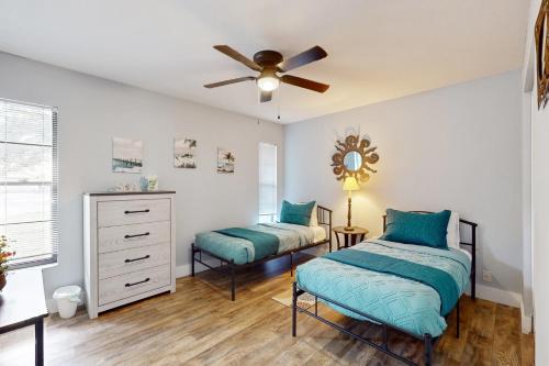 1 Schlafzimmer mit 2 Betten und einem Deckenventilator in der Unterkunft Peaceful Pinecone in Sarasota