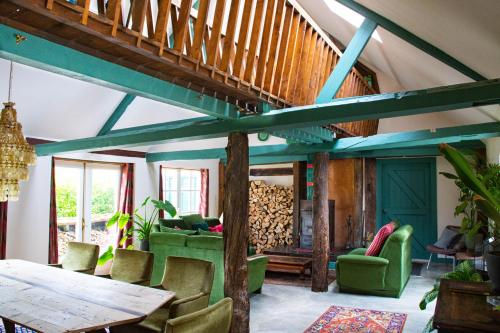 Un lugar para sentarse en BoHo Experience Wellness, Jacuzzi, Sauna, BBQ, Garden, Sleeps 10