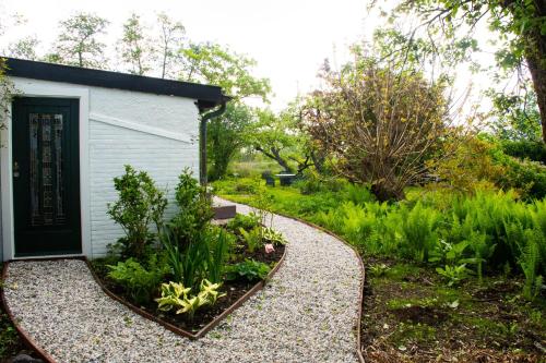Un jardín fuera de BoHo Experience Wellness, Jacuzzi, Sauna, BBQ, Garden, Sleeps 10