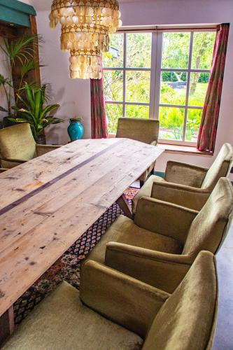 Un lugar para sentarse en BoHo Experience Wellness, Jacuzzi, Sauna, BBQ, Garden, Sleeps 10