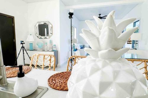un vase blanc assis sur une table dans une pièce dans l'établissement Atlantis Villages Poseidon, à Tela