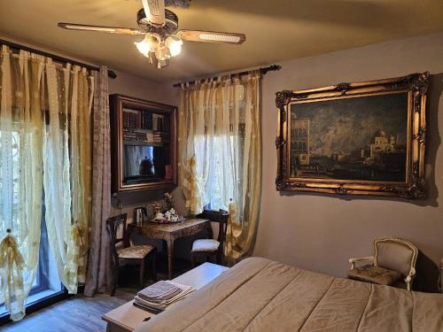 - une chambre avec un lit et une peinture murale dans l'établissement Home Story, à Ozzano dell'Emilia