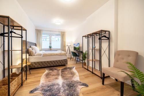 - une chambre avec deux lits superposés et un lit dans l'établissement Dein Citynest - FeWo Meier, à Bielefeld