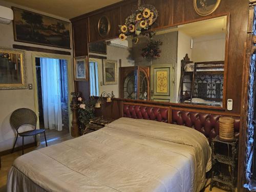 een slaapkamer met een groot bed in een kamer bij Home Story in Ozzano dell Emilia