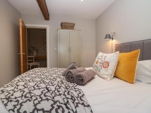 1 dormitorio con 1 cama con toallas en Windermere, en Kendal