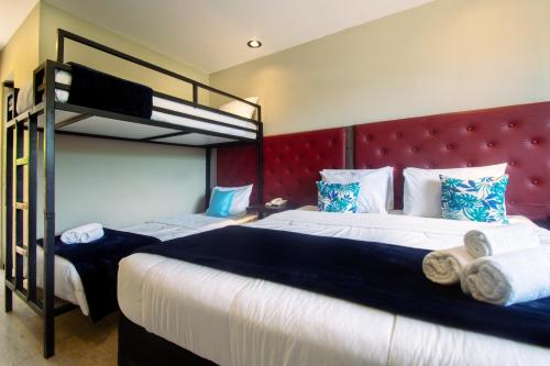 a bedroom with two beds and a bunk bed at Hotel Barra da Lagoa by Latitud Hoteles in Búzios