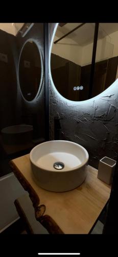 La salle de bains est pourvue d'un lavabo en face d'un miroir. dans l'établissement CAP ESTEREL Appartement, à Agay