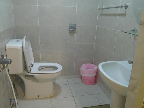 ein Badezimmer mit einem WC, einem Waschbecken und einer Badewanne in der Unterkunft Ruby Star Hostel Dubai Couples Partition 303 in Dubai