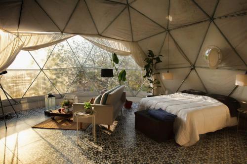 - une chambre avec un lit dans une tente dans l'établissement CastaVerde, à Palomas